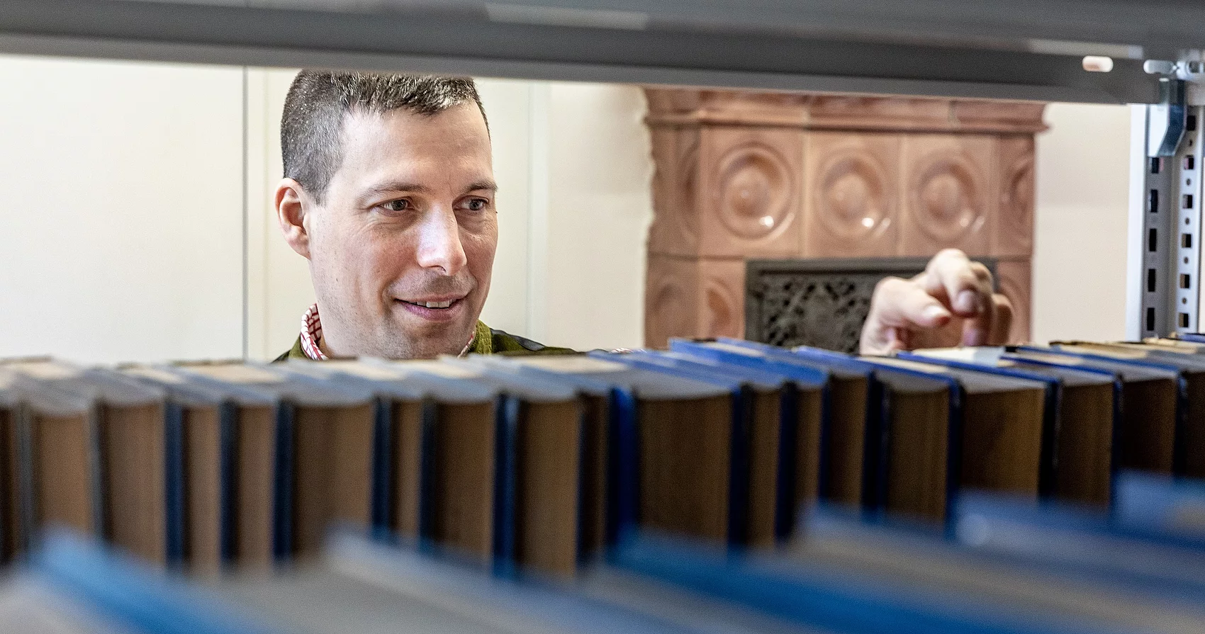 Archivar Simon Kalleder im Archiv