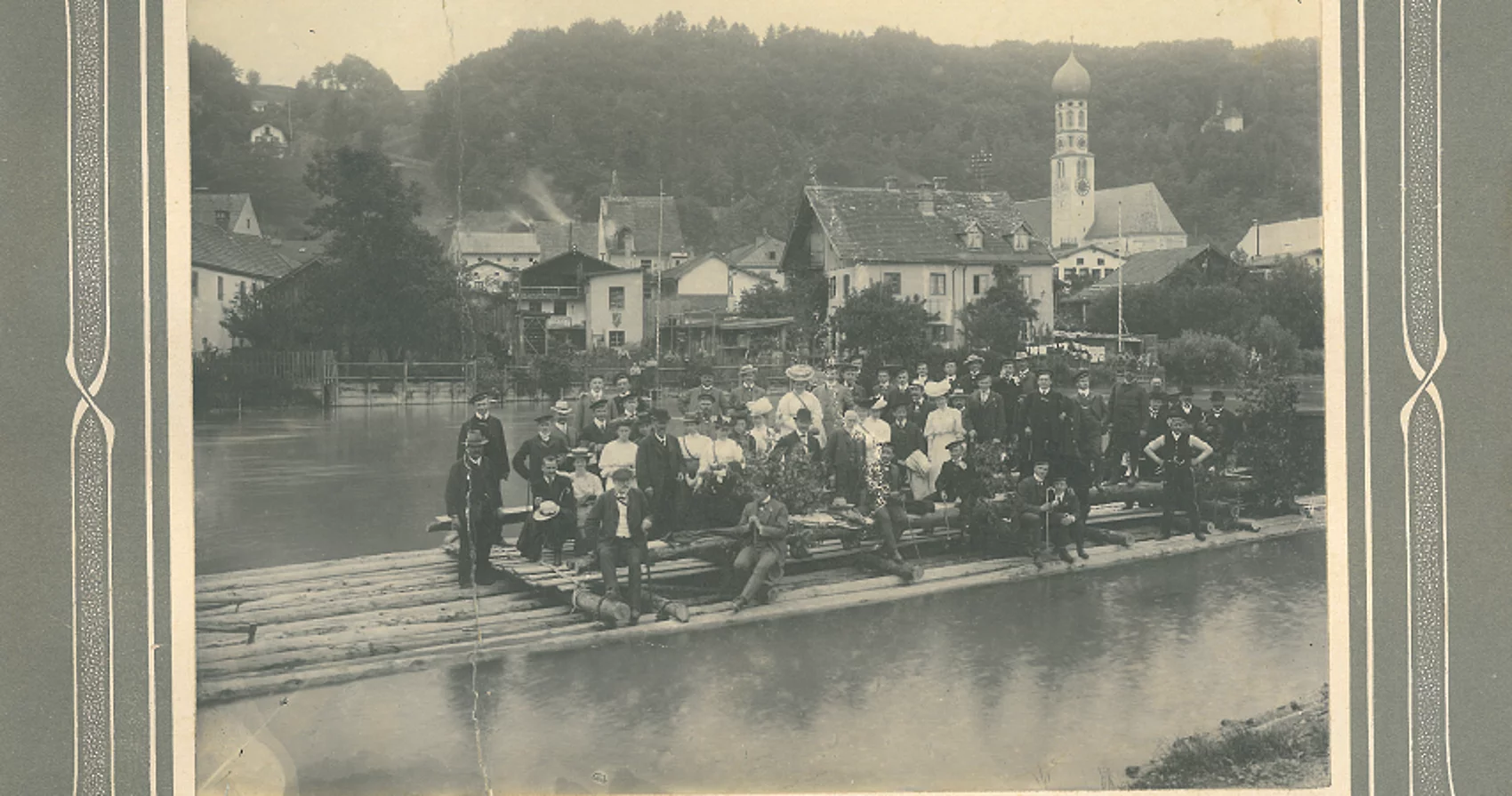 Vergnügungsfloßfahrt um 1900