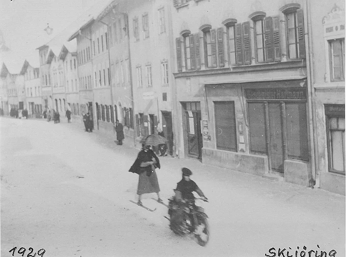 Skijöring in der Marktstraße