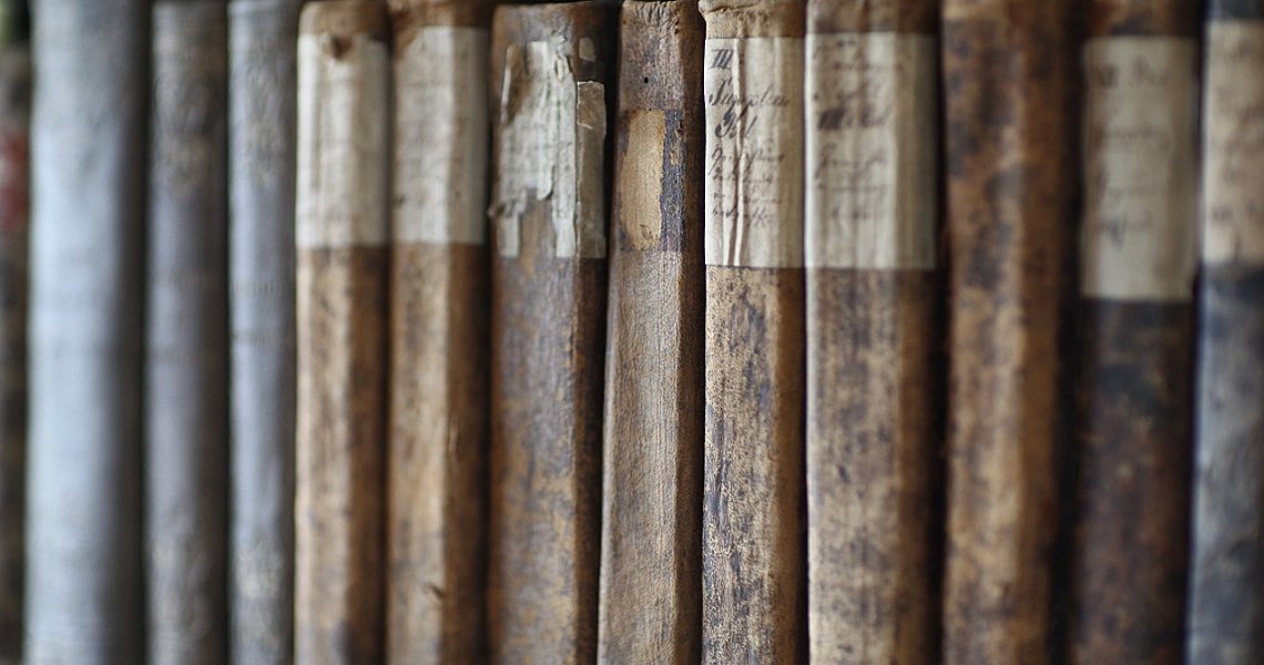 Buchrücken alter Bände im Stadtarchiv