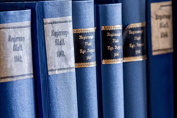 Historische Bücher blau eingebunden