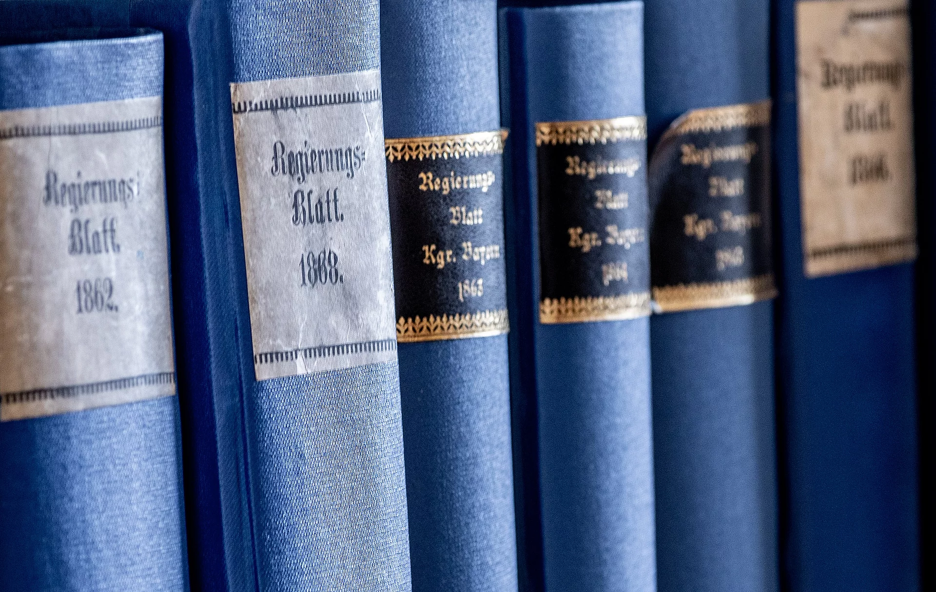 Historische Bücher blau eingebunden