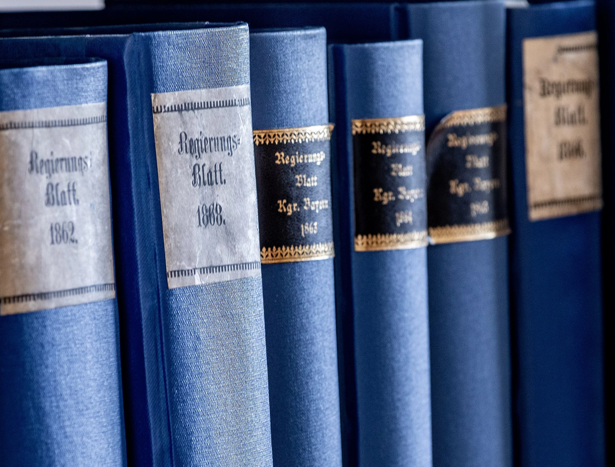 Historische Bücher blau eingebunden