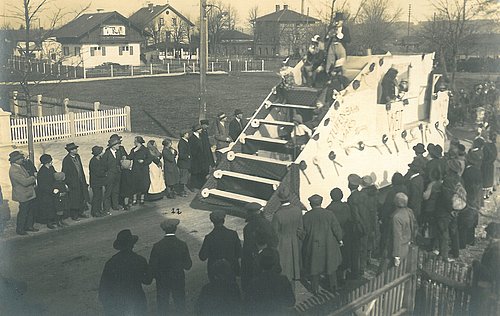 Faschingsumzug 1928 - Umzugswagen mit dem Stufenbahn Weltkino