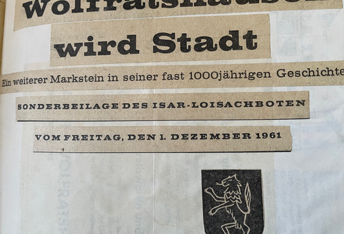 Historischer Zeitungsausschnitt mit der Überschrift "Wolfratshausen wird Stadt"