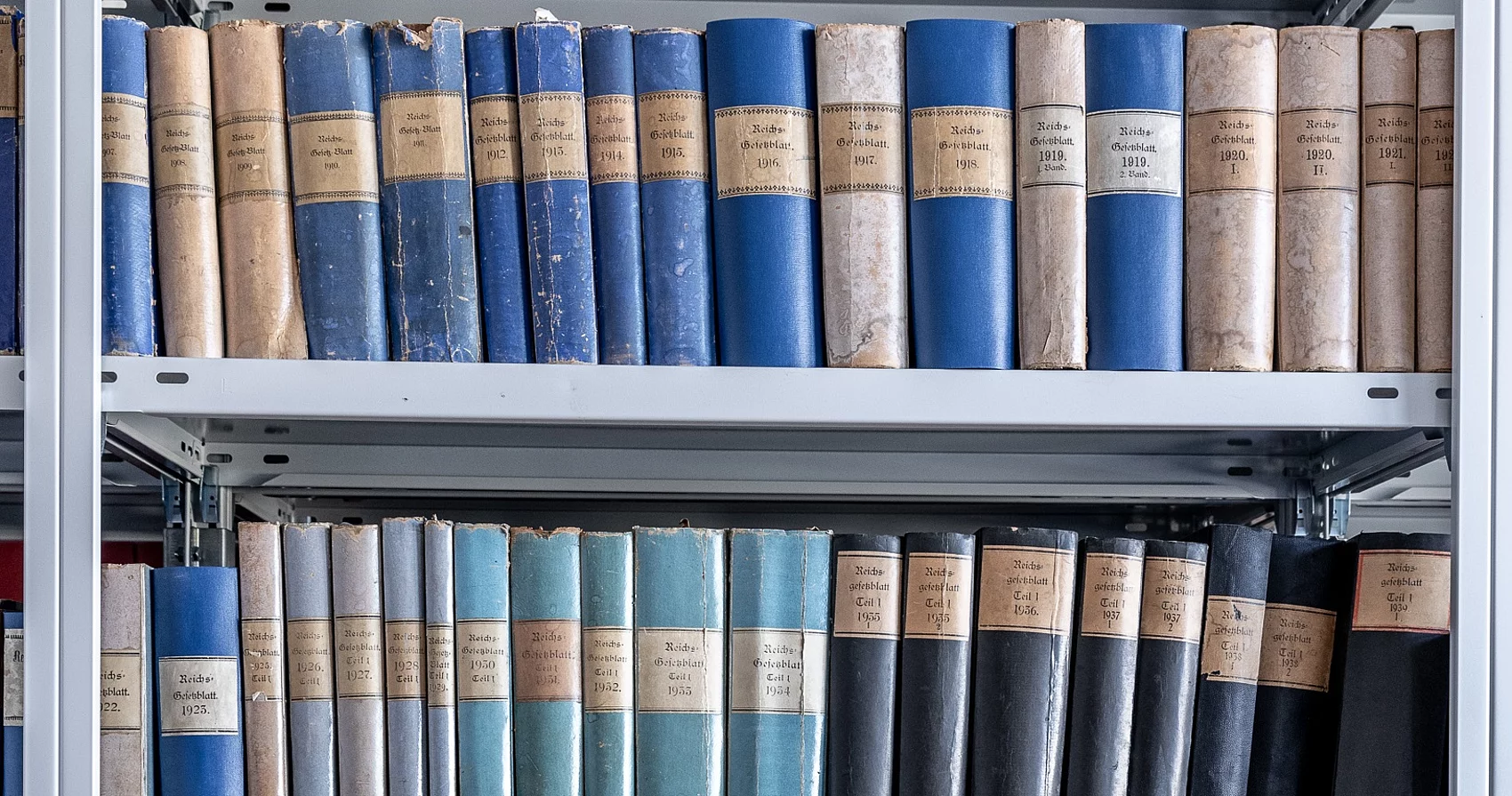 Regale mit Bänden im Magazin des Stadtarchivs