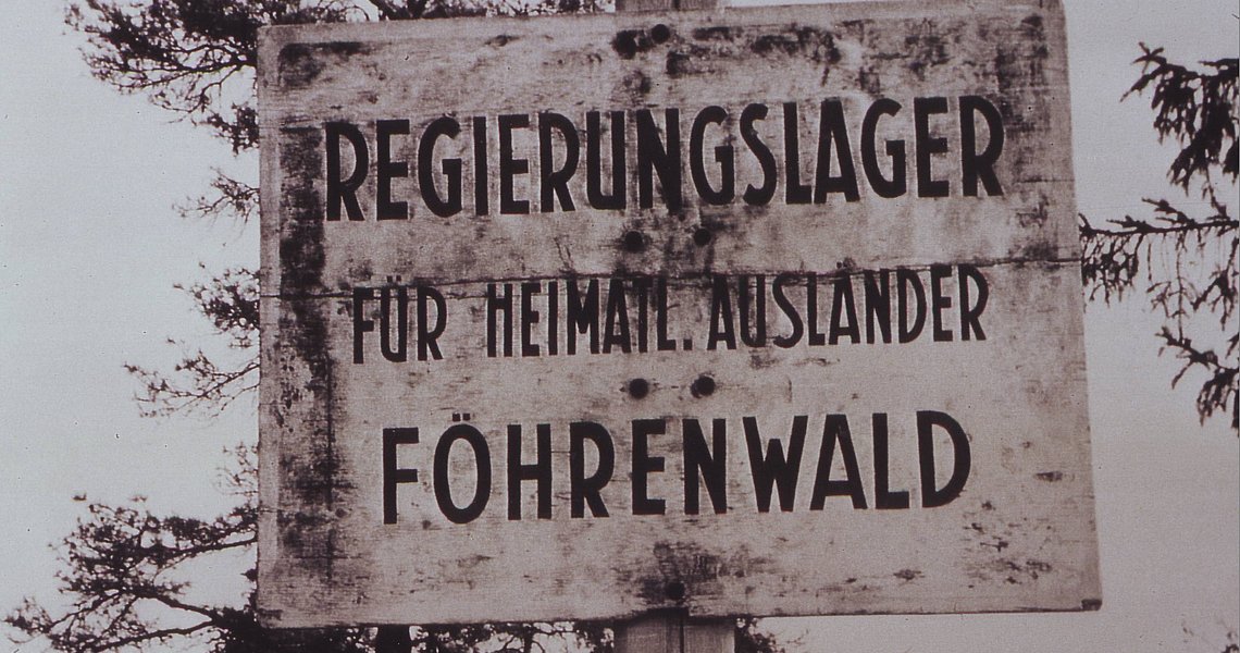 Altes Schild mit der Aufschrift Föhrenwald