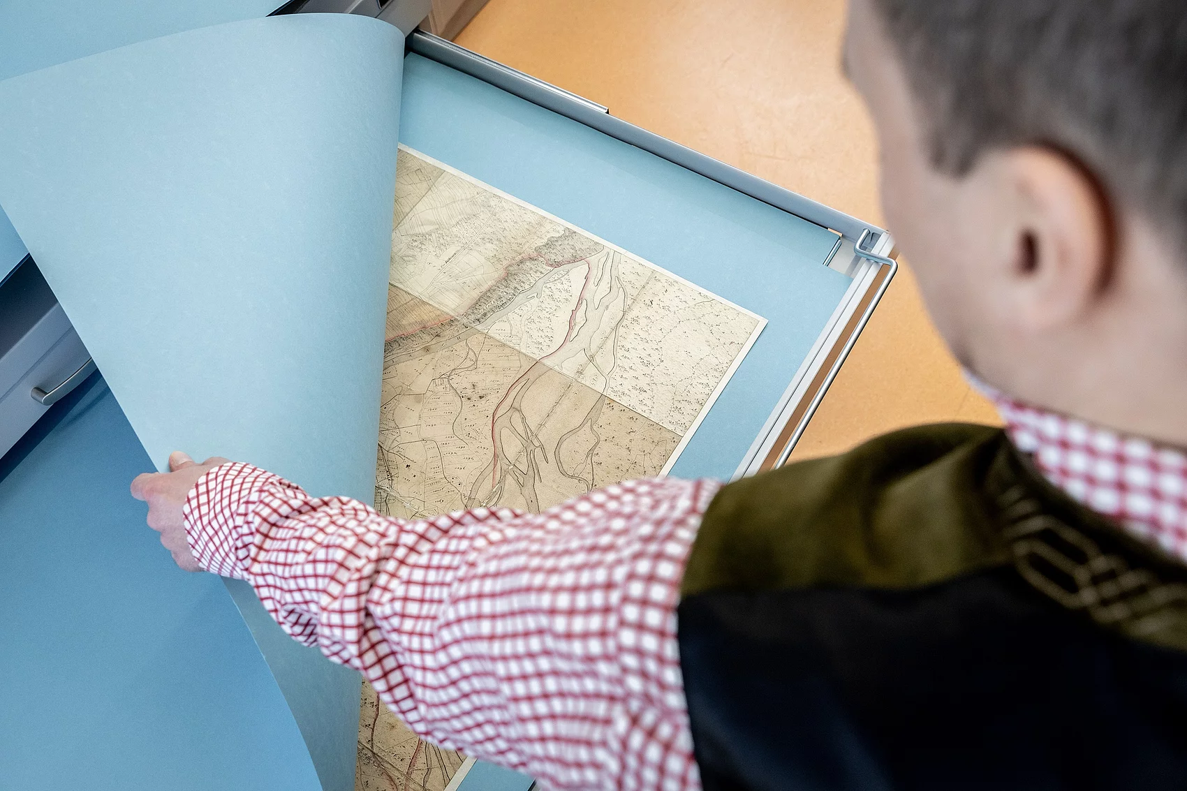 Archivar zeigt Kartenblatt