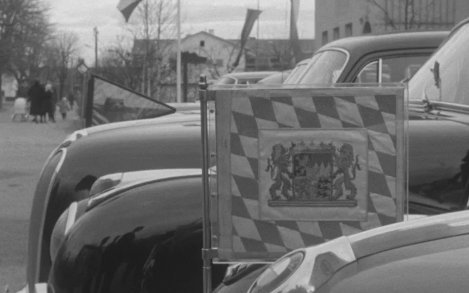 Korossen des Fuhrparks mit Flagge beim Staatsakt