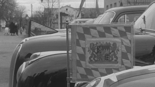 Korossen des Fuhrparks mit Flagge beim Staatsakt