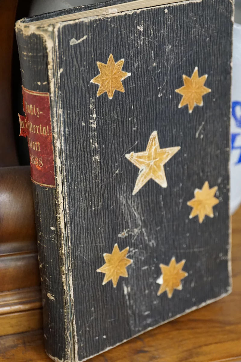 Ehemaliges Gesetzblatt, das zum Nikolausbuch wurde